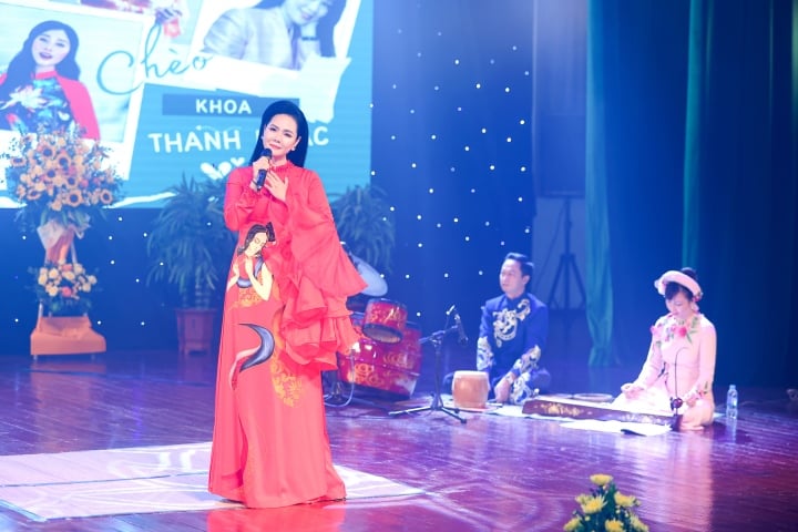 Luong Nguyet Anh is fresh when singing folk songs - 1