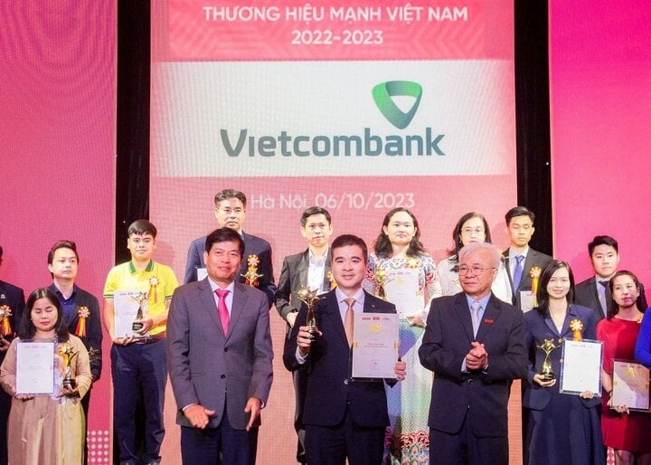 Представитель Vietcombank (в первом ряду, посередине) получил награду «Сильный вьетнамский бренд».