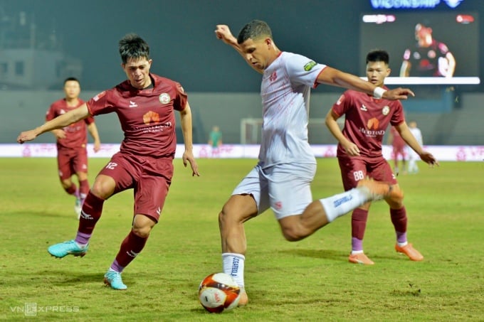 La defensa de Binh Dinh (camisetas marrones) mantuvo su portería a cero contra el anfitrión Hai Phong. Foto: Quy Binh