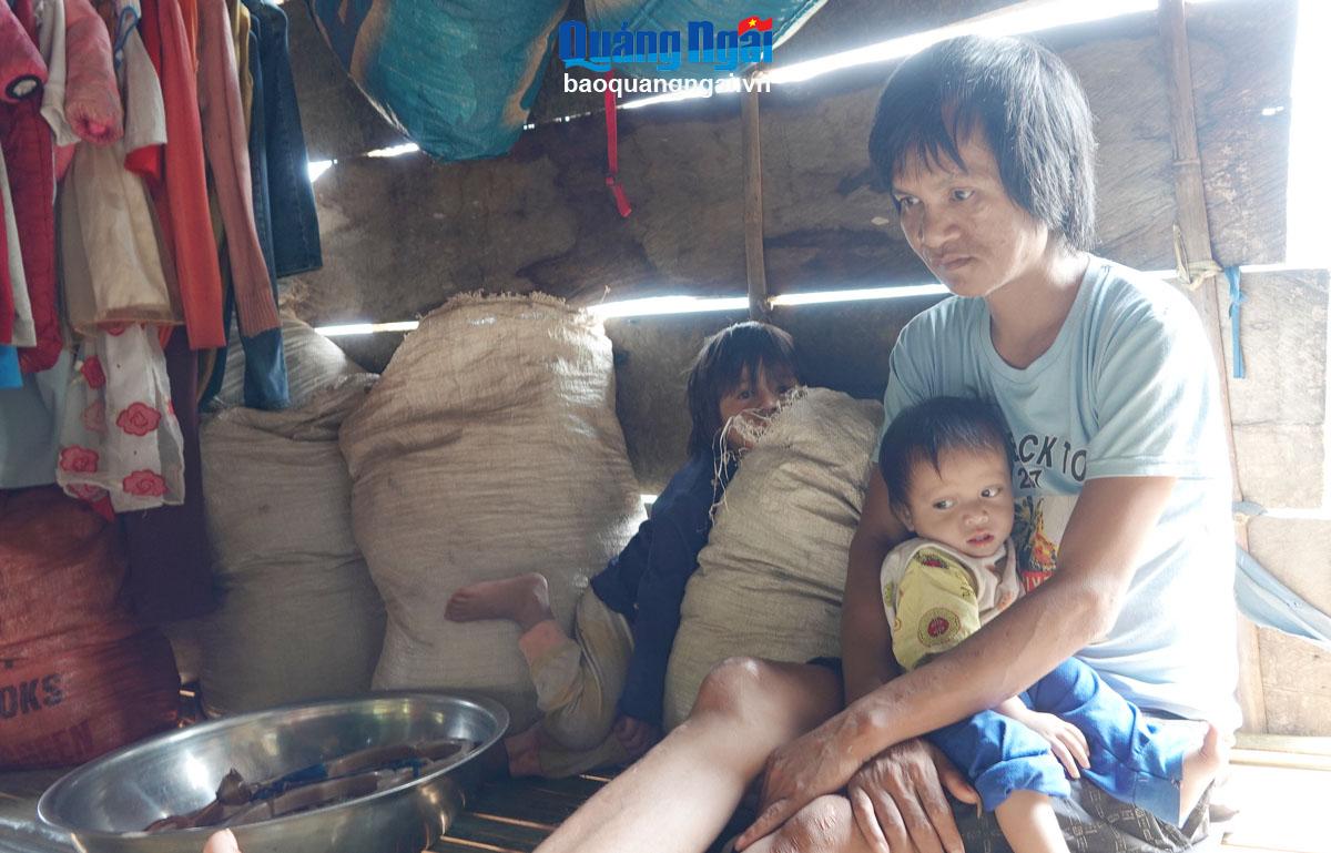 Mr. Dinh Van Vinh lost his ability to work due to a traffic accident, so his family's life depends on his wife's income from working for hire. Photo: Pham Anh