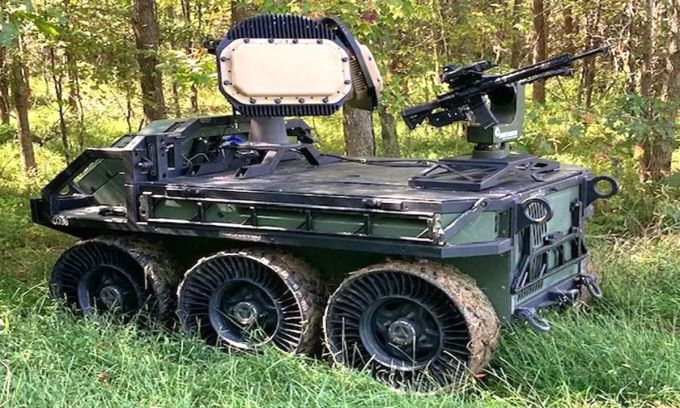 Hunter Wolf vehicle with RPS-42 radar and SMASH Hooper complex. Photo: Smart Shooter