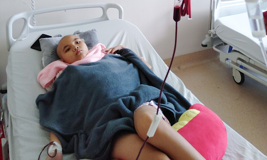 Mother gives up cancer treatment to save her child's life