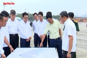 El secretario provincial del Partido, Bui Minh Chau, inspeccionó varios proyectos en el distrito de Tam Nong.