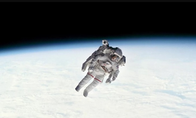 L'astronaute Robert Stewart flotte au-dessus de la Terre lors d'une mission en 1984. Photo : HUM Images