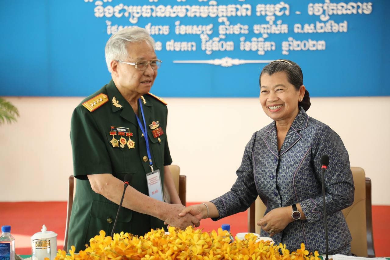 Đại tá Trịnh Vinh Pha, Phó Chủ tịch Hội Hữu nghị Việt Nam-Campuchia Trưởng đoàn công tác tại cuộc gặp Chủ tịch Hội hữu nghị Campuchia-Việt Nam Samdech Men Sam An. (Ảnh: Ngô Trần) Đại tá Trịnh Vinh Pha, Phó Chủ tịch Hội Hữu nghị Việt Nam-Campuchia Trưởng đoàn công tác tại cuộc gặp Chủ tịch Hội hữu nghị Campuchia-Việt Nam Samdech Men Sam An. (Ảnh: Ngô Trần)