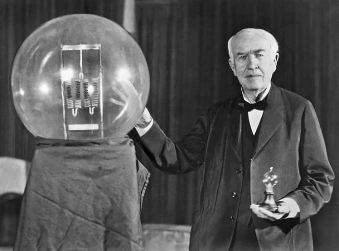 Thomas Edison sostiene una bombilla incandescente en una fiesta en Nueva Jersey, EE. UU., en 1929. Foto: Archivos Underwood