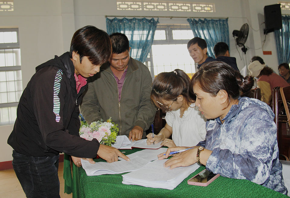 A resident (left cover) registered for early handover of the Khanh Hoa - Buon Ma Thuot Expressway Project.