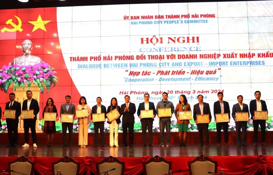 250 empresas de importación y exportación dialogan con el Comité Popular de la ciudad de Hai Phong