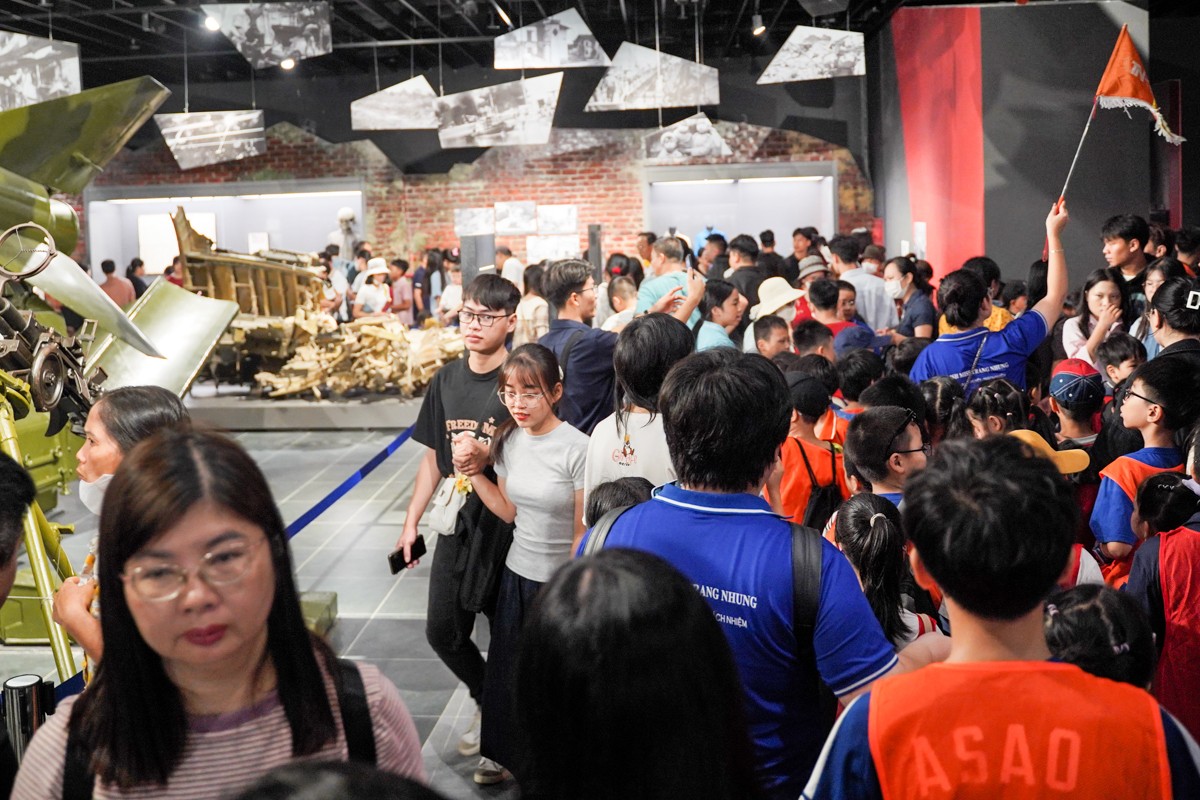 Multitudes de personas acuden a visitar el Museo de Historia Militar de Vietnam foto 11