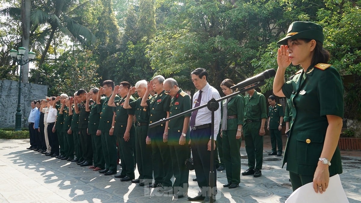 Ho Chi Minh Trail Museum receives war relics from Major General Hoang The Thien's family photo 15