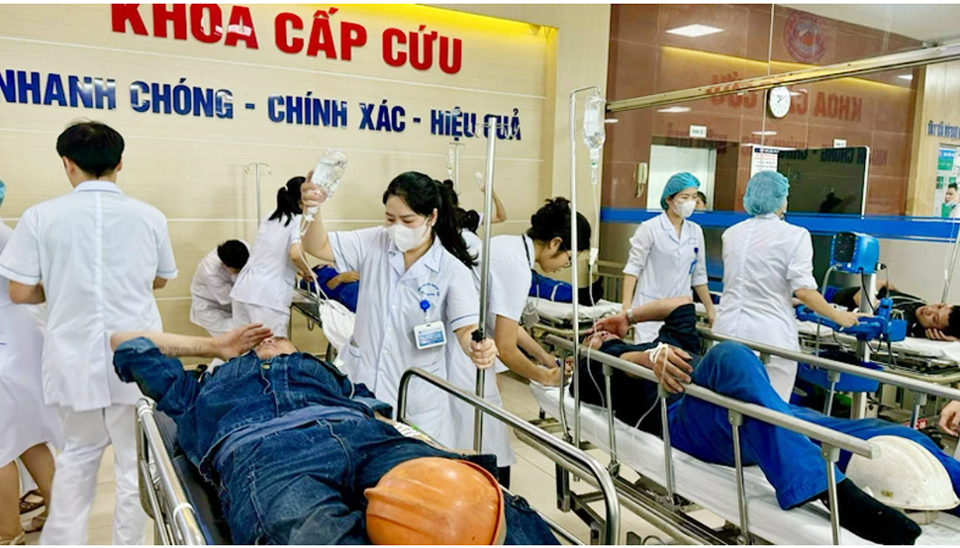 Workers suspected of food poisoning are treated at the Vietnam-Czech Republic Friendship Hospital. Photo: Minh Ly - Tien Sinh