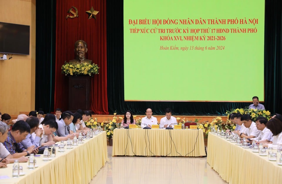 View of the conference to meet voters of Hoan Kiem district before the 17th session of the Hanoi People's Council