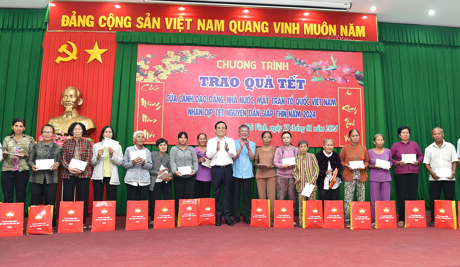 El primer ministro Tran Luu Quang entrega regalos a familias pobres con motivo del Tet en Tra Vinh. Foto 2