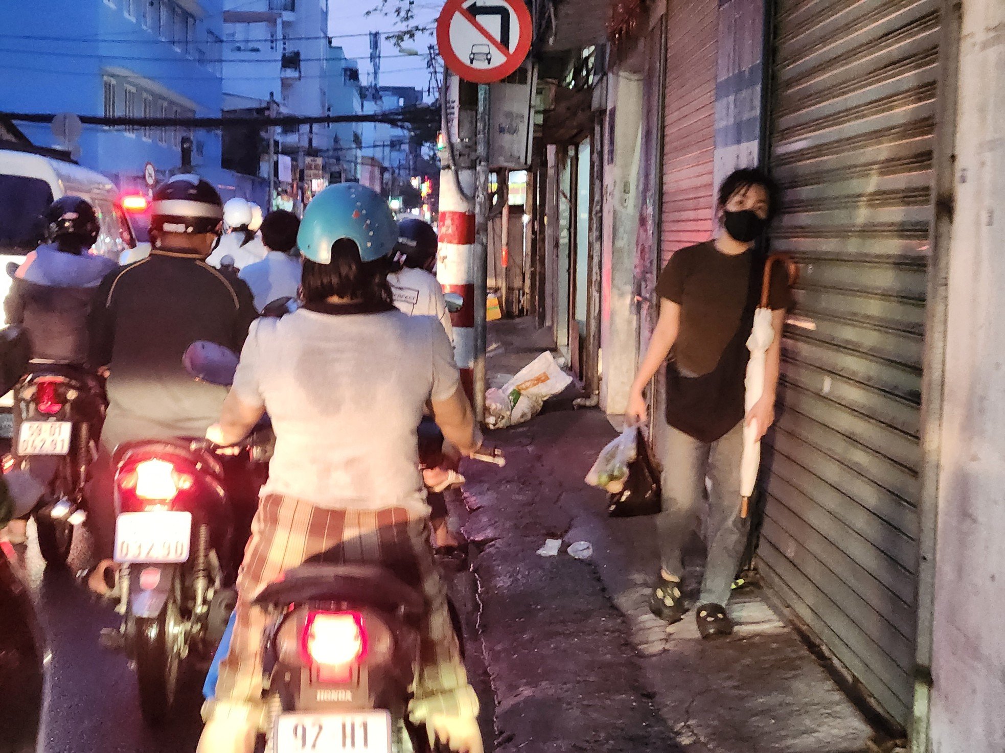 Los residentes de la ciudad de Ho Chi Minh luchan por encontrar el camino a casa después de las fuertes lluvias. Foto 10