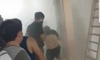 Apartment fire in Vinh city, people break the door to put out the fire