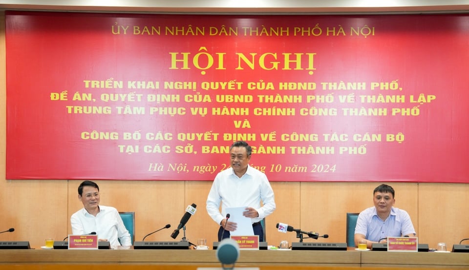 El presidente del Comité Popular de Hanoi, Tran Sy Thanh, habló en la conferencia.