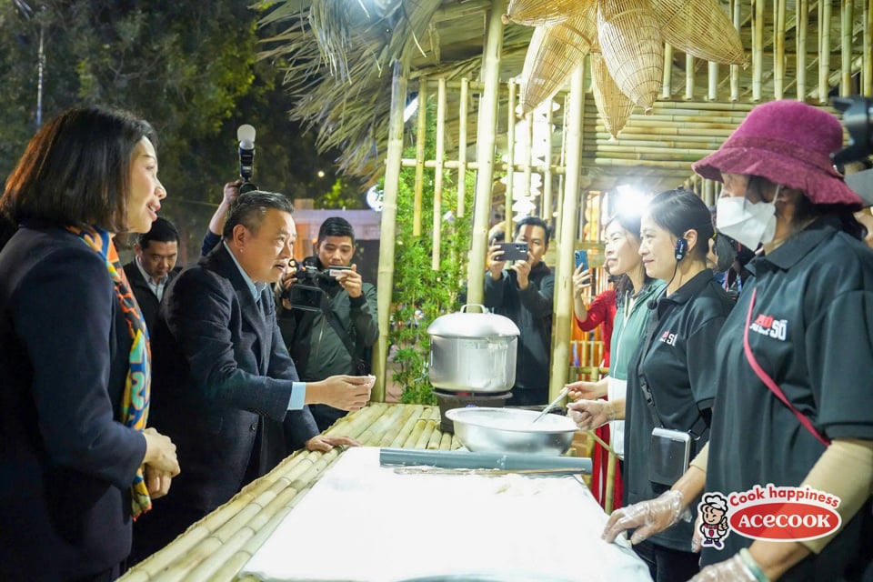 Das Hanoi Food Culture Festival 2024 zielt darauf ab, die traditionellen kulturellen und kulinarischen Werte der Hauptstadt Hanoi zu ehren, zu bewahren und zu fördern. Gleichzeitig können wir durch die Entwicklung einer unverwechselbaren, einzigartigen und hochwertigen Kultur und Küche kulturelle und kulinarische Marken effektiv aufbauen und nutzen.