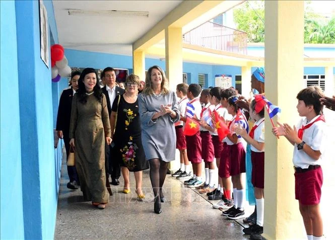 Mme Ngo Phuong Ly et Mme Lis Cuesta Peraza ont visité l'école primaire Vo Thi Thang