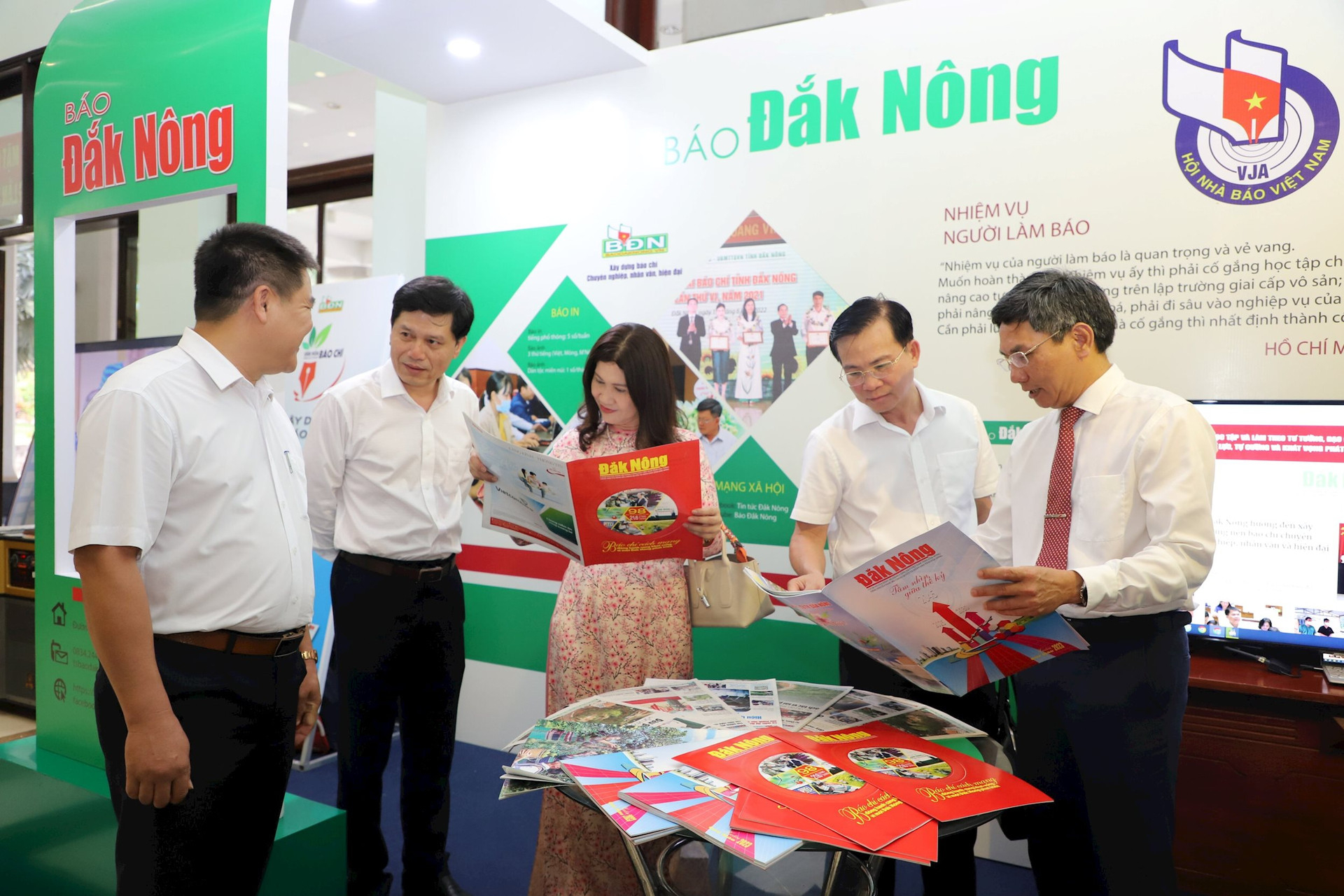 Dak Nong province organizes the Dak Nong provincial press award ceremony for the first time with picture 2