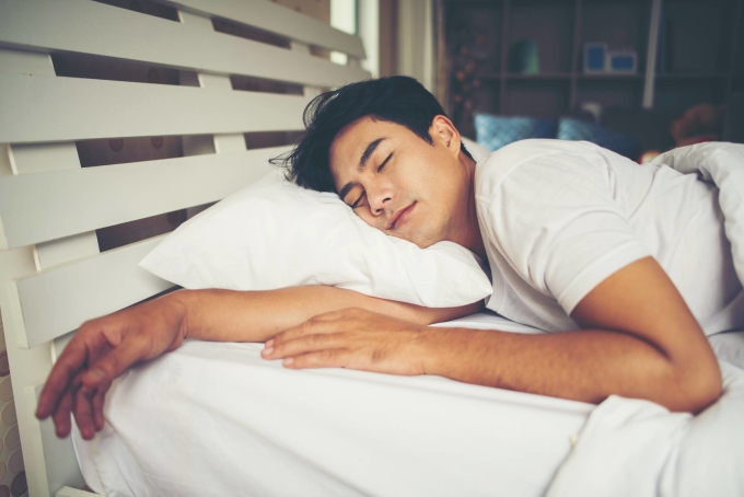 Dormir de lado es bueno para las vías respiratorias y el sistema respiratorio. Foto: Freepik