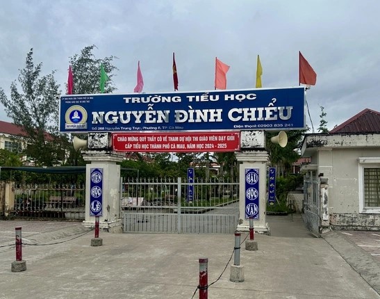 Escuela primaria Nguyen Dinh Chieu, distrito 8, ciudad de Ca Mau, donde ocurrió el incidente de comidas para estudiantes de mala calidad a 24.000 VND por comida (Hoang Nam)