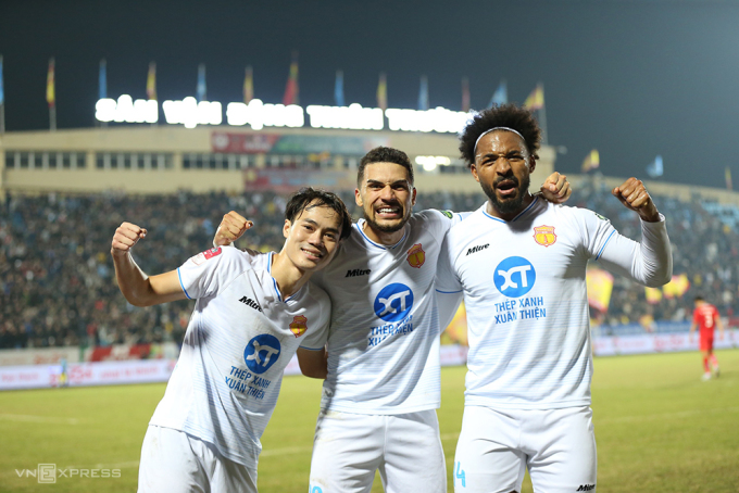 Văn Toàn, Hendrio và Rafaelson cùng ghi bàn, giúp Nam Định đánh bại Thể Công Viettel 3-0 trên sân Thiên Trường ngày 27/12. Ảnh: Lâm Thoả