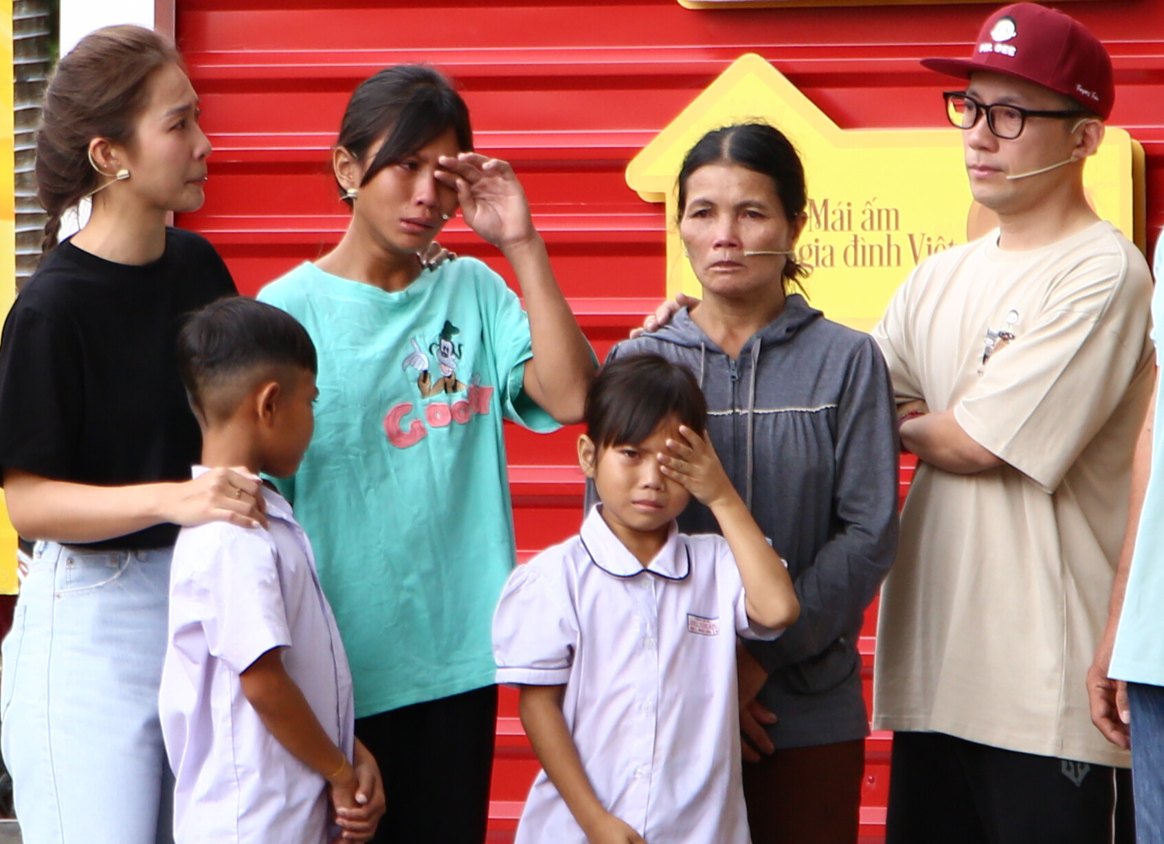 A la familia le falta un hombre y la niña de 14 años tiene que soportar la presión de ser el sustentador de la familia, lo que hace sentir lástima a todo aquel que lo presencia.  