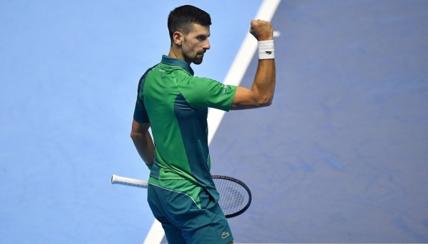 Mit seinem Sieg im Eröffnungsspiel der ATP Finals 2023 sichert sich Novak Djokovic den ersten Platz im Welttennis