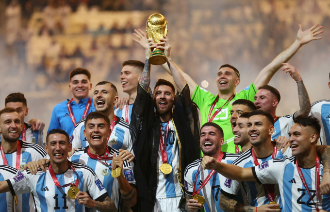 Messi nâng World Cup 2022 cùng tuyển Argentina hôm 18/12/2022, tại Qatar. Ảnh: Reuters