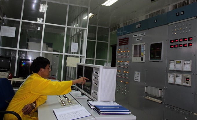 Le personnel technique supervise le fonctionnement du réacteur. Photo : Hoang Truong