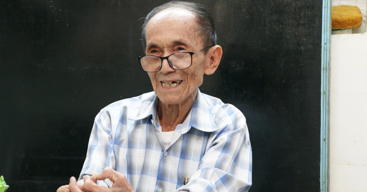 Un candidat de près de 90 ans passe l'examen de maîtrise à Can Tho : Rooster élève 4 enfants talentueux