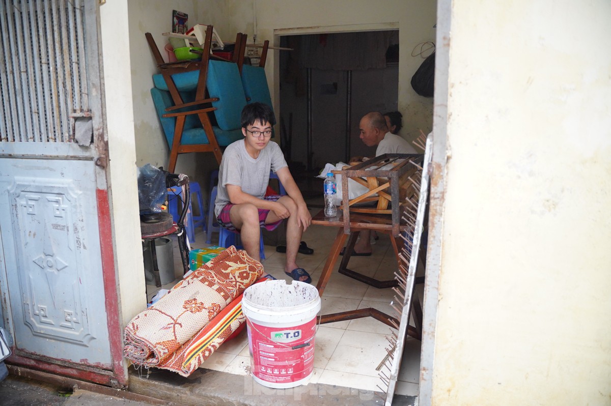 La gente a lo largo del Río Rojo limpia sus casas mientras el agua retrocede. Foto 12