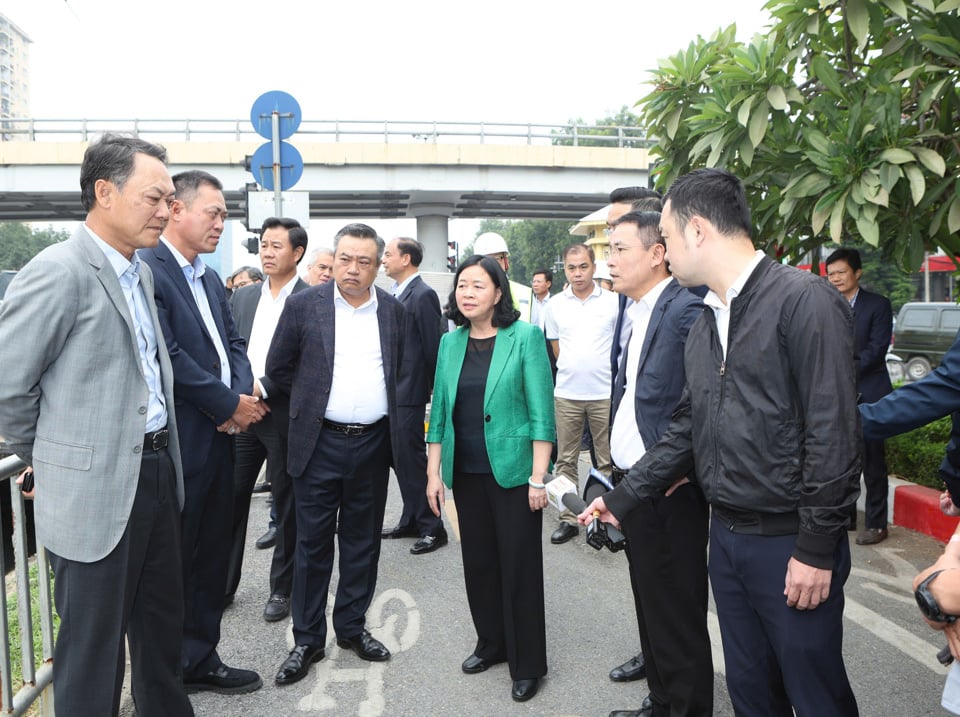 La secretaria del Comité del Partido de la Ciudad, Bui Thi Minh Hoai, y el presidente del Comité Popular de la Ciudad, Tran Sy Thanh, inspeccionaron el sitio en la ubicación del pozo de registro 8.0 en la calle Lang.