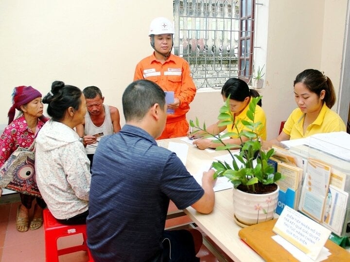 Electricity staff guide customers to sign an agreement to change meter reading schedule.