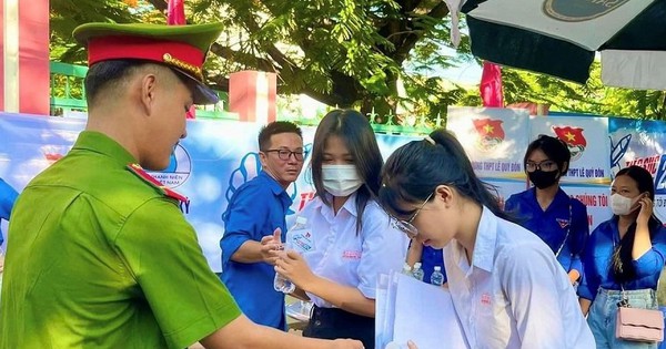 La policía de Quang Nam utiliza vehículos especiales para escoltar los exámenes