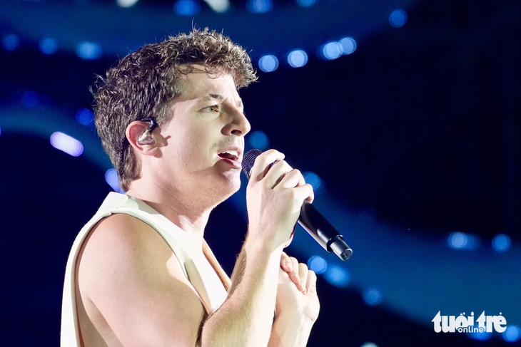 Charlie Puth hát live suốt 75 phút tại đại nhạc hội 8Wonder vào tháng 7-2023 - Ảnh: HỮU HẠNH