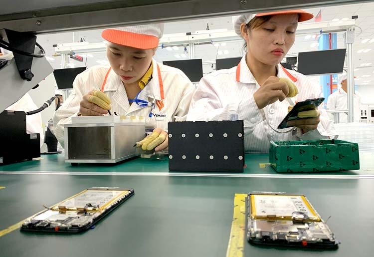 Which country is the leading exporter of phones and components to Vietnam?