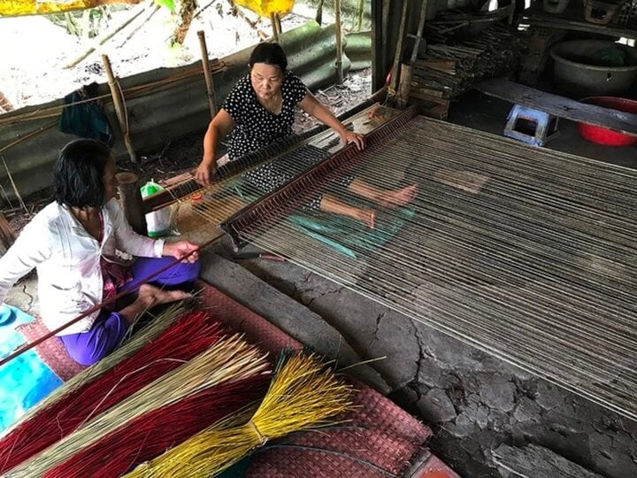 Les sœurs de Mme Cao Hong Le (Tan Thanh, Ca Mau) tissent des nattes.