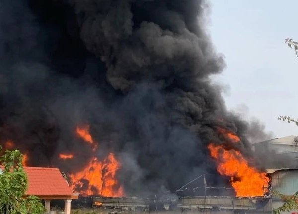 Gros incendie dans une entreprise de fabrication de matelas en mousse