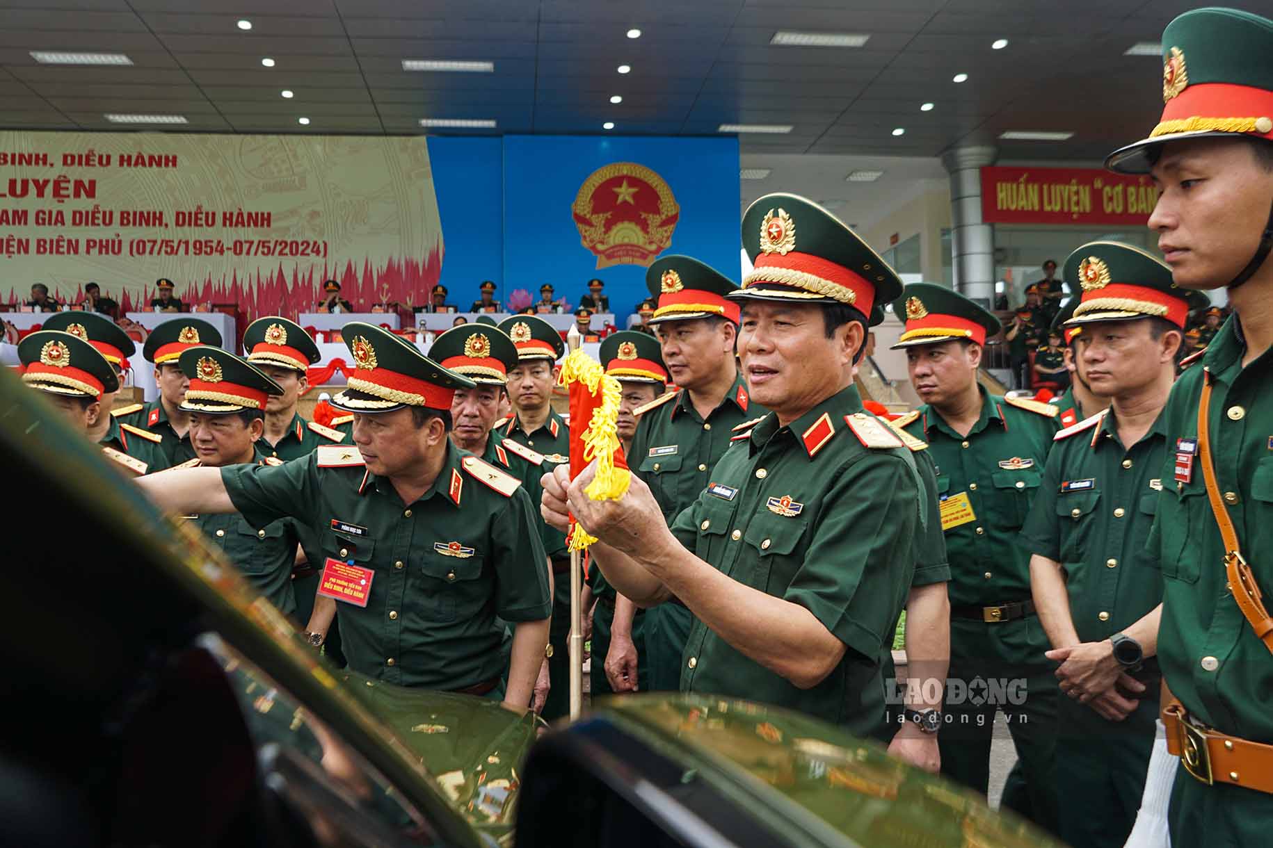 Senior Lieutenant General Nguyen Tan Cuong, Chief of the General Staff and Deputy Minister of National Defense, directly inspected, encouraged and directed the groups participating in the general rehearsal.