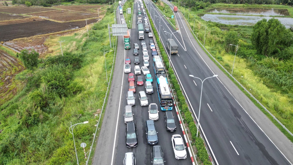 Sửa cầu Long Thành, cao tốc TPHCM - Dầu Giây và quốc lộ 51 kẹt xe kéo dài - 1