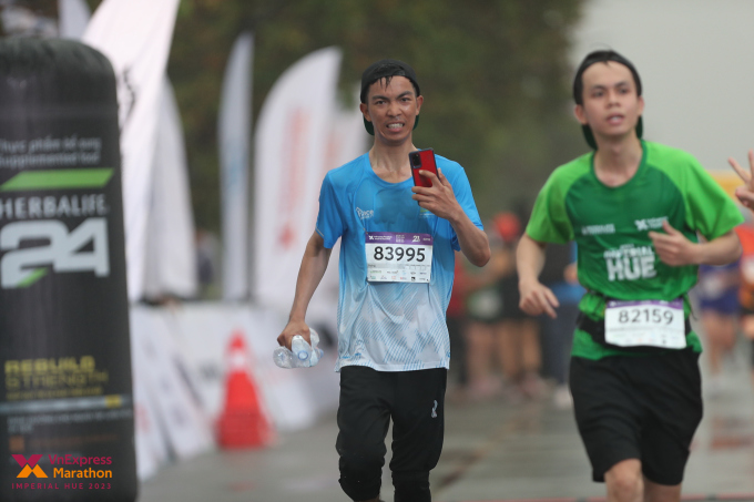Tran Viet Duong on the VnExpress Marathon Imperial Hue 2023 running track. Photo: VM