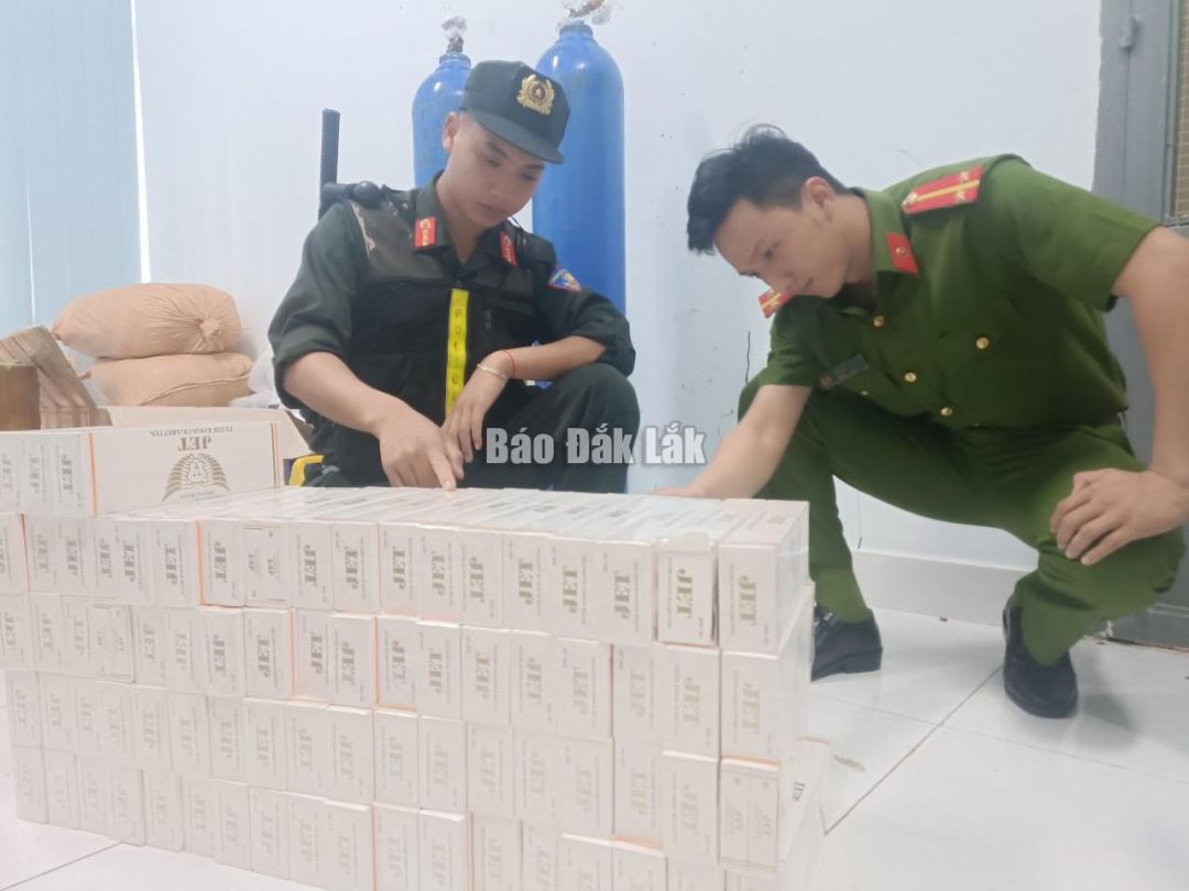 Police forces inventory the evidence seized at the suspects' homes.