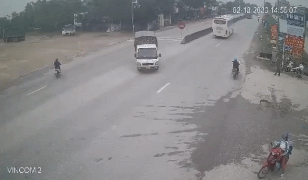 Thiếu tá công an bị xe máy gặp tai nạn văng gãy xương đùi - 1