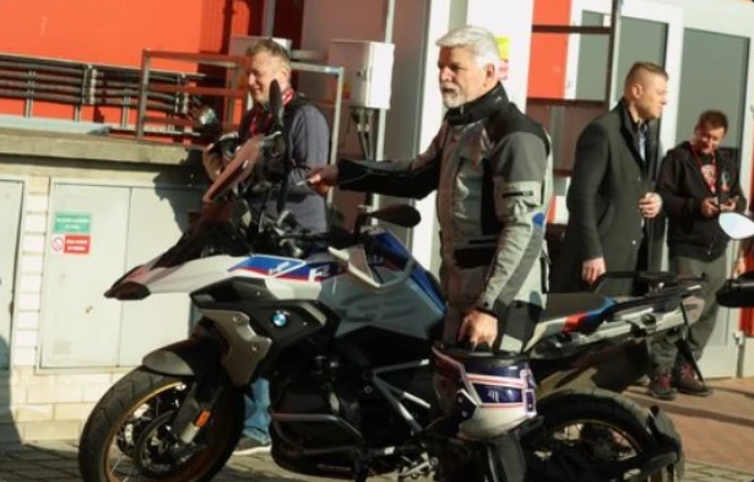 レーストラックでバイクに乗るペトル・パベル大統領。 X スクリーンショット