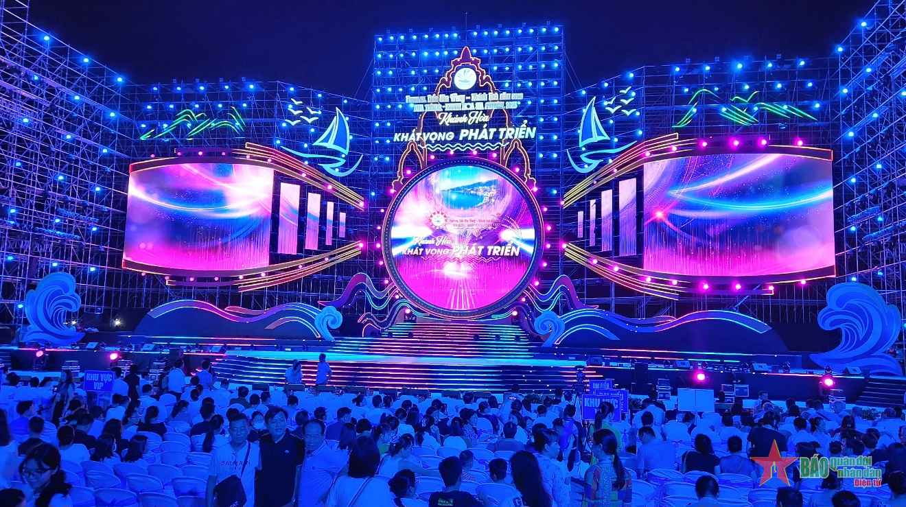 Colores y luces brillantes en la ceremonia inaugural del Festival del Mar de Nha Trang - Khanh Hoa 2023