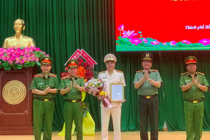 นายมาย ฮวง (กลาง) ในพิธีส่งมอบการตัดสินใจรับตำแหน่งรองผู้อำนวยการกรมตำรวจนครโฮจิมินห์ ในช่วงปลายเดือนกรกฎาคม 2566 (ภาพ: tphcm.chinhphu.vn)