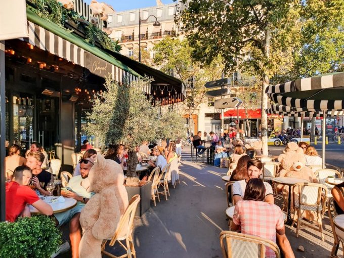 Los comensales se sientan y comen con amigos en las zonas al aire libre de los restaurantes de París durante el verano. Foto: París desbloqueado