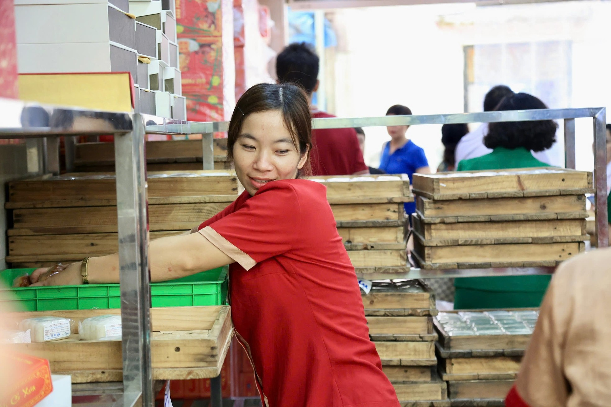 People line up to buy traditional moon cakes on Thuy Khue street photo 5