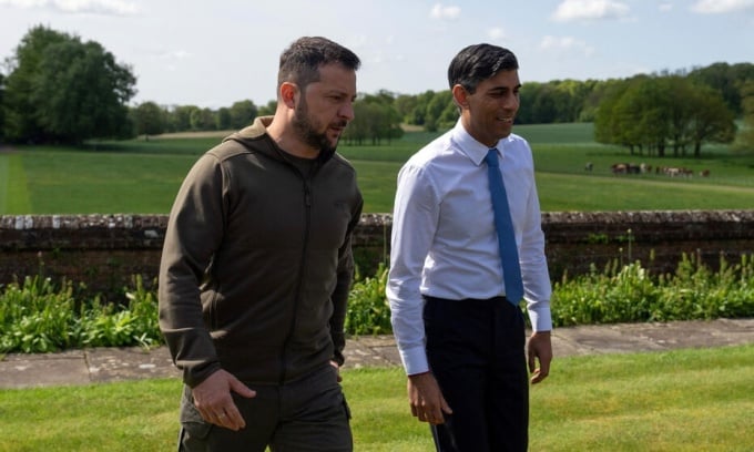 El primer ministro británico, Rishi Sunak (derecha), recibe al presidente ucraniano, Volodymyr Zelensky, en Chequers House, un suburbio de Londres, el 15 de febrero. Foto: Reuters